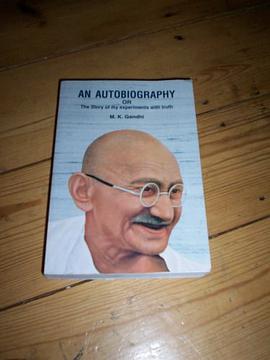 An Autobiography or The Story of my Experiments with Truth (English and Gujarati Edition)