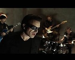U2: The Ground Beneath Her Feet