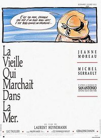 走在海中的老妇